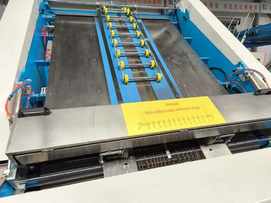 Mesin laminator seruling kecepatan tinggi menawarkan pembuatan kotak karton dengan konsumsi lem yang berkurang dan tidak ada struktur tekanan pakan