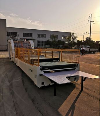 1450mm 1650mm Otomatis Kecepatan Tinggi Flute Label Lem Menempel Flute Laminatorr Untuk Kertas Bergelombang