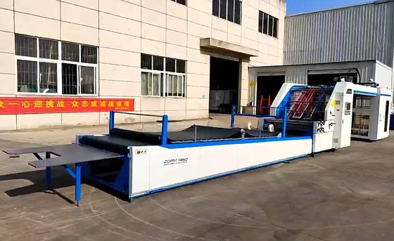 Karton Kertas Bergelombang Mesin Laminating Servo Motor Penyesuaian Otomatis