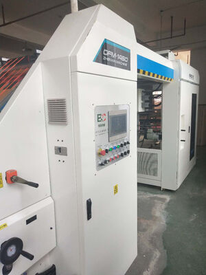 Laminasi dingin atau panas Sistem laminasi lembaran bergelombang yang didukung oleh mesin bertenaga 30KW memastikan proses laminasi yang lancar